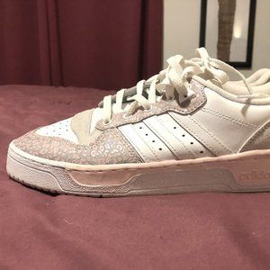 Adidas Originals Women's Rivalry Low Sneaker size 11 (tag says 10.5)